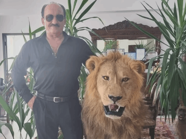 Un inculpat într-un dosar al DIICOT ocupă ilegal Piața 16 Februarie din București