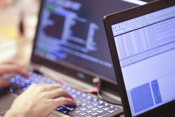 (P) Siguranța la cumpărături, prin aplicațiile de la Banca Trasilvania. FOTO: Inquam Photos / Octav Ganea