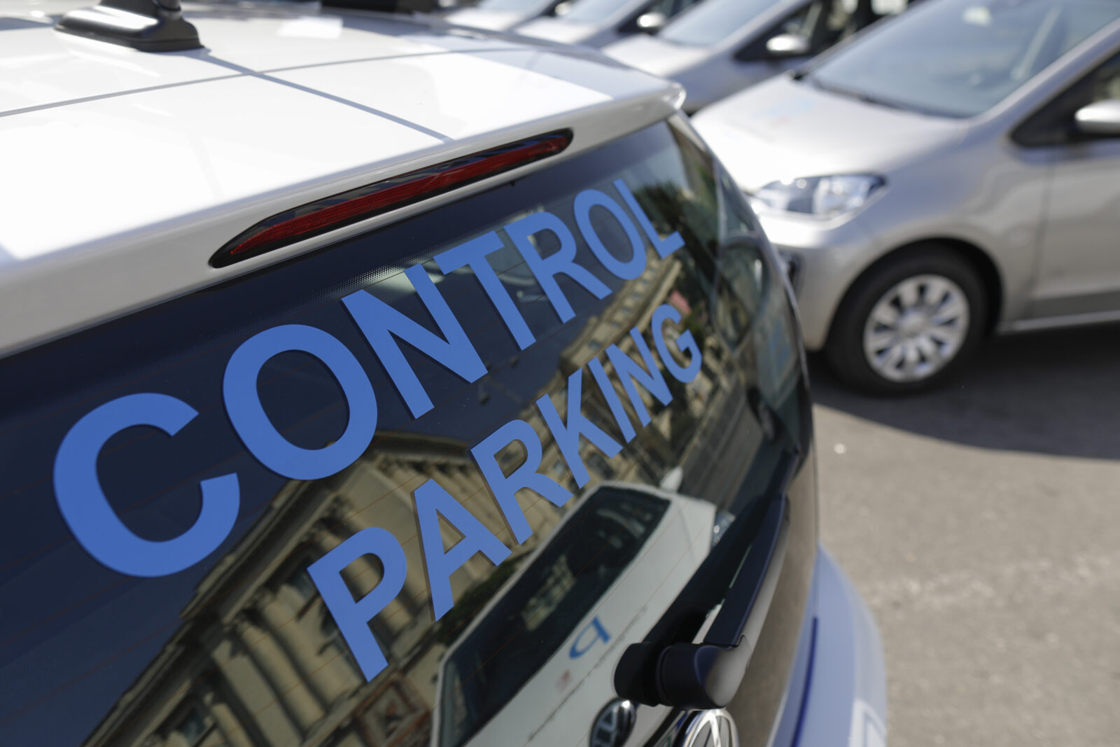 Firmă cu un singur angajat și patron octogenar, plătită de o companie a Primăriei Generale să monteze mii de indicatoare. Foto: Inquam Photos / Octav Ganea