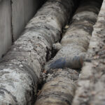 Sute de blocuri afectate de reparații.