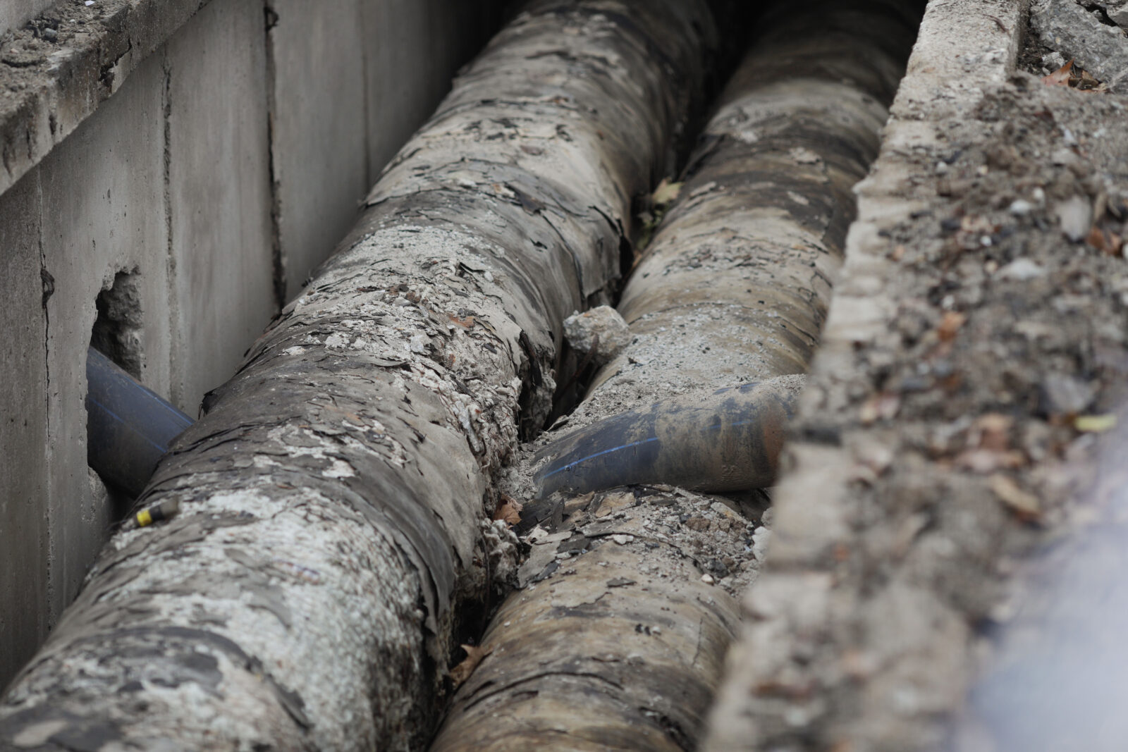 Sute de blocuri afectate de reparații.