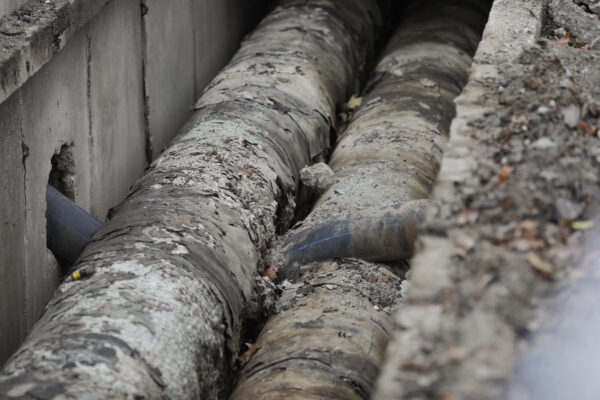 Sute de blocuri afectate de reparații.