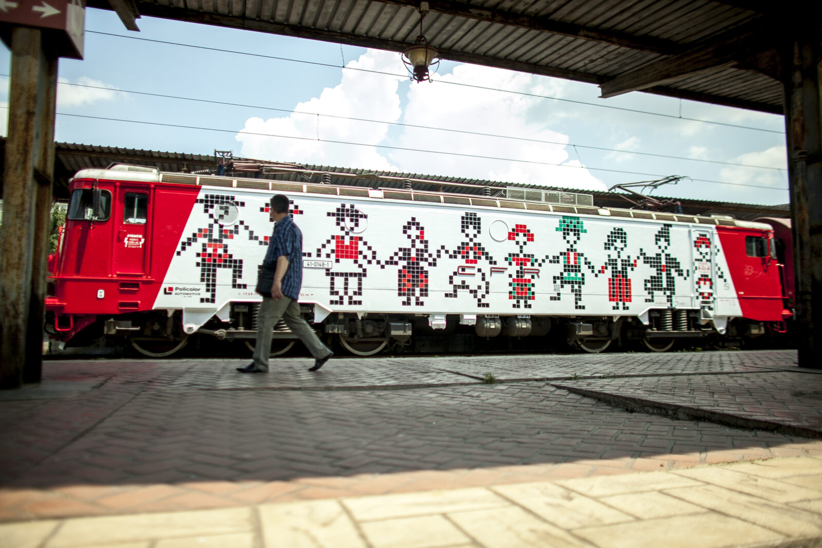 Incendiu de vegetație pe relația București - Constanța. Șase trenuri ale CFR Călători sunt afectate. | FOTO: Ovidiu Micsik / Inquam Photos