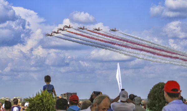 Parașutiști din cel de-al Doilea Război Mondial vor ridica drapelul în a doua zi a BIAS | FOTO: https://biasairshow.ro/ro/photo-gallery/