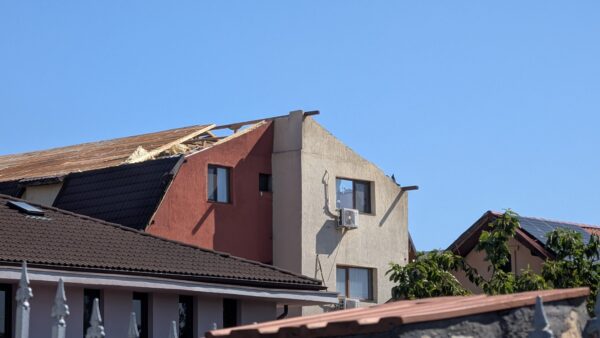 Primăria Otopeni mușamalizează dezastrul din urma furtunii care a ucis o femeie propria casă. FOTO: Cătălin Doscaș