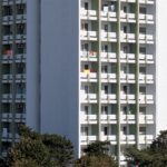 Un "tricolor" șters, din prosoape, pe balconul unui hotel din Jupiter.