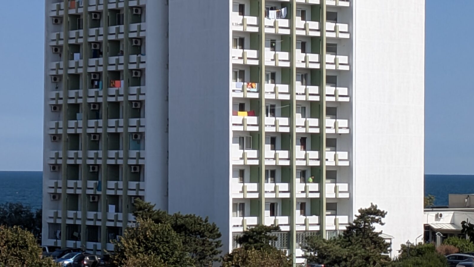 Un "tricolor" șters, din prosoape, pe balconul unui hotel din Jupiter.