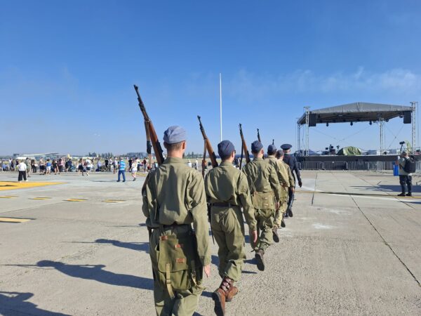 BIAS 2025 | Ceremonie cu iz istoric. Parașutiști din România celui de-al Doilea Război Mondial au ridicat flamura drapelului pe catarg | FOTO: Alexandru Stan