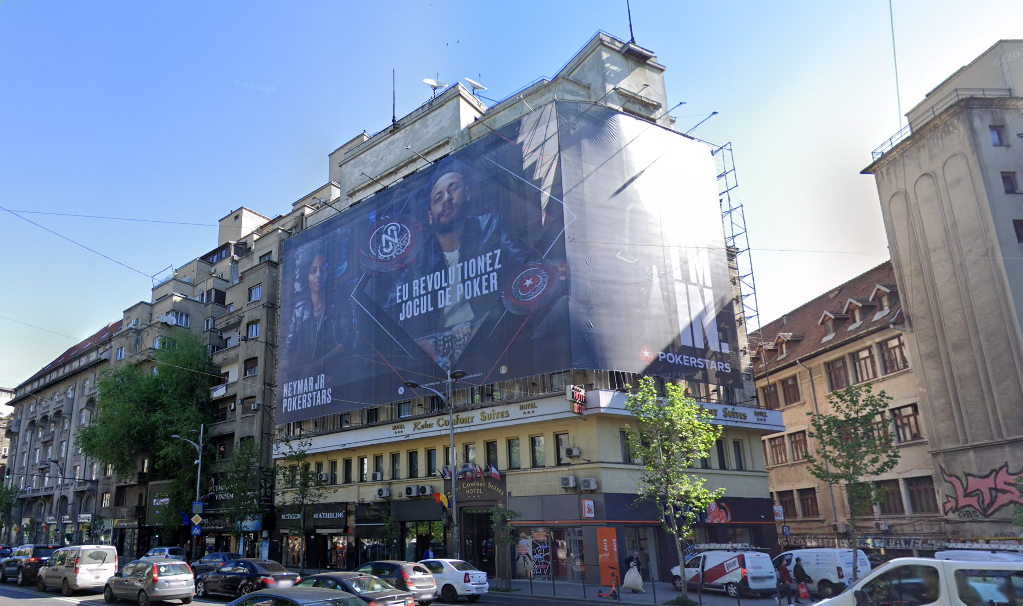 Reclamele la jocuri de noroc și la fumat ar putea fi interzise pe clădirile ce aparțin Primăriei Capitalei. Foto: Arhivă via Google Maps