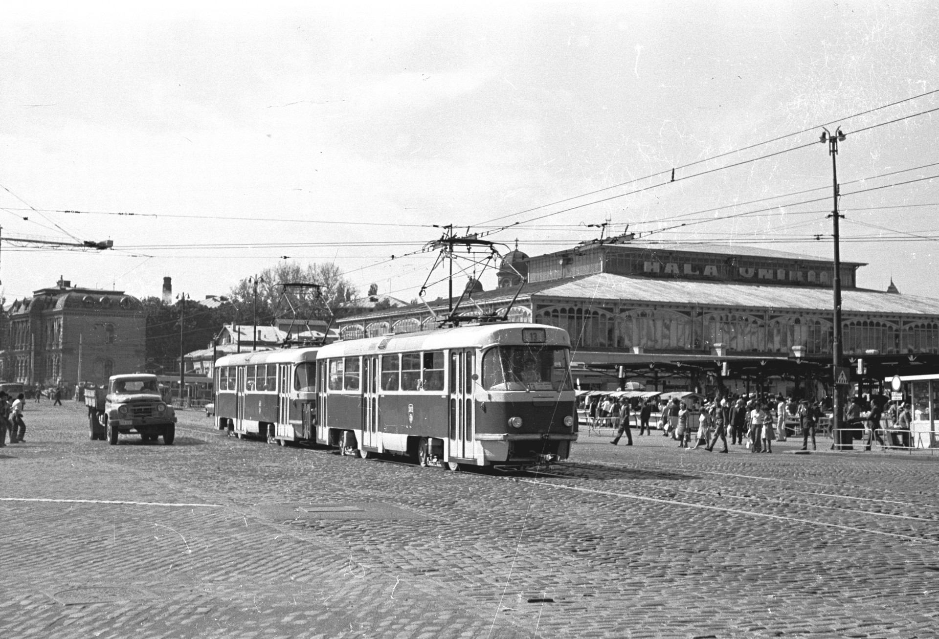 Primăria Capitalei vrea să reintroducă tramvaiul prin Piața Unirii și cere opinia bucureștenilor. Linia 32 va fi legată cu linia 21