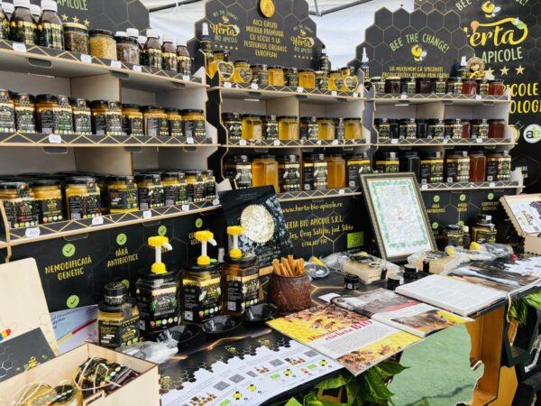 Târg de produse tradiționale, în curtea Ministerului Agriculturii. Ce pot degusta și cumpăra vizitatorii. FOTO: MADR