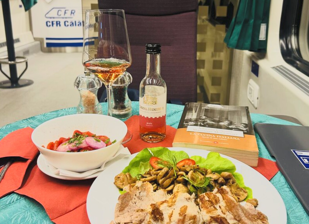 CFR a introdus primul vagon bar-bistro CFR Călători, pe ruta București - Brașov. FOTO: Facebook - Club Feroviar