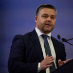 Primarul Sectorului 6, Ciprian Ciucu, a fugit de jurnaliști după întrebări despre banii PNL pentru presă
