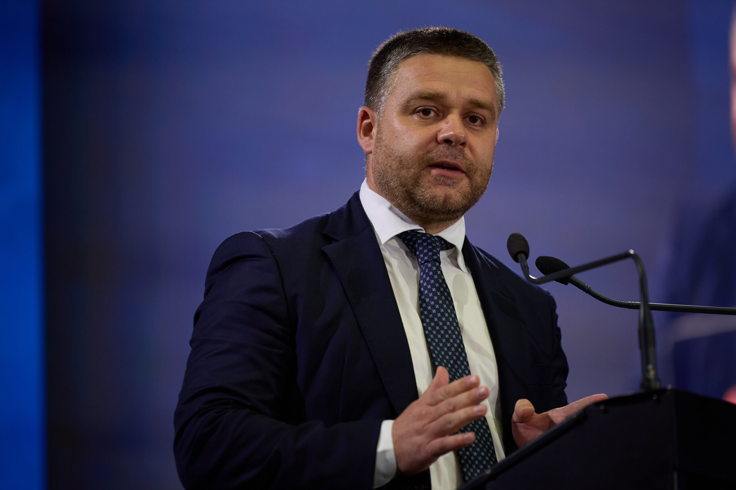 Primarul Sectorului 6, Ciprian Ciucu, a fugit de jurnaliști din cauza întrebărilor despre banii PNL pentru presă