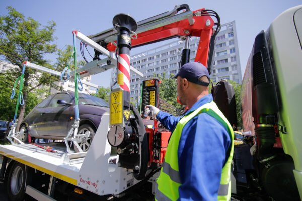 arife mai mari cu 200% pentru ridicarea și depozitarea vehiculelor parcate ilegal