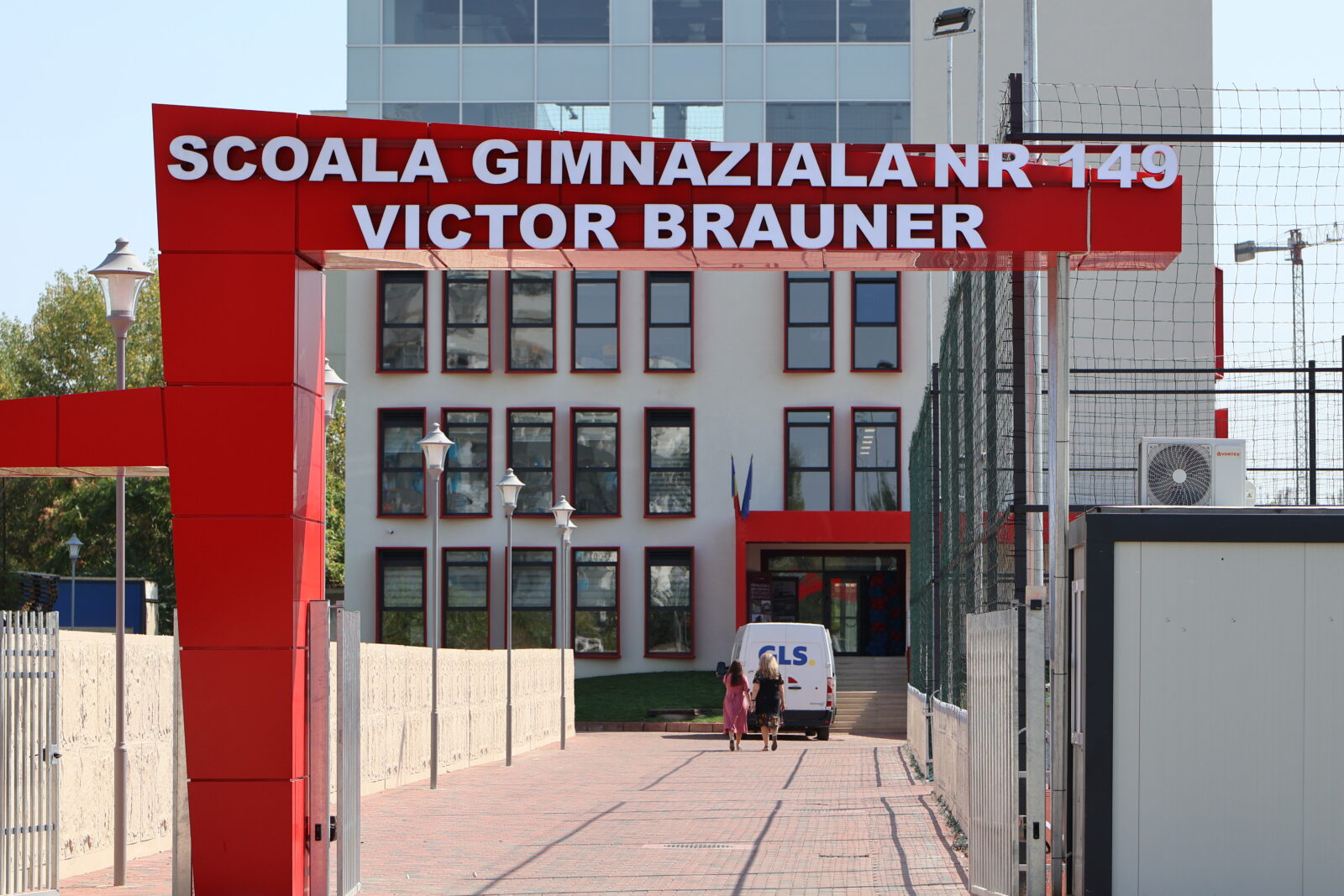 prima școală construită după Revoluție