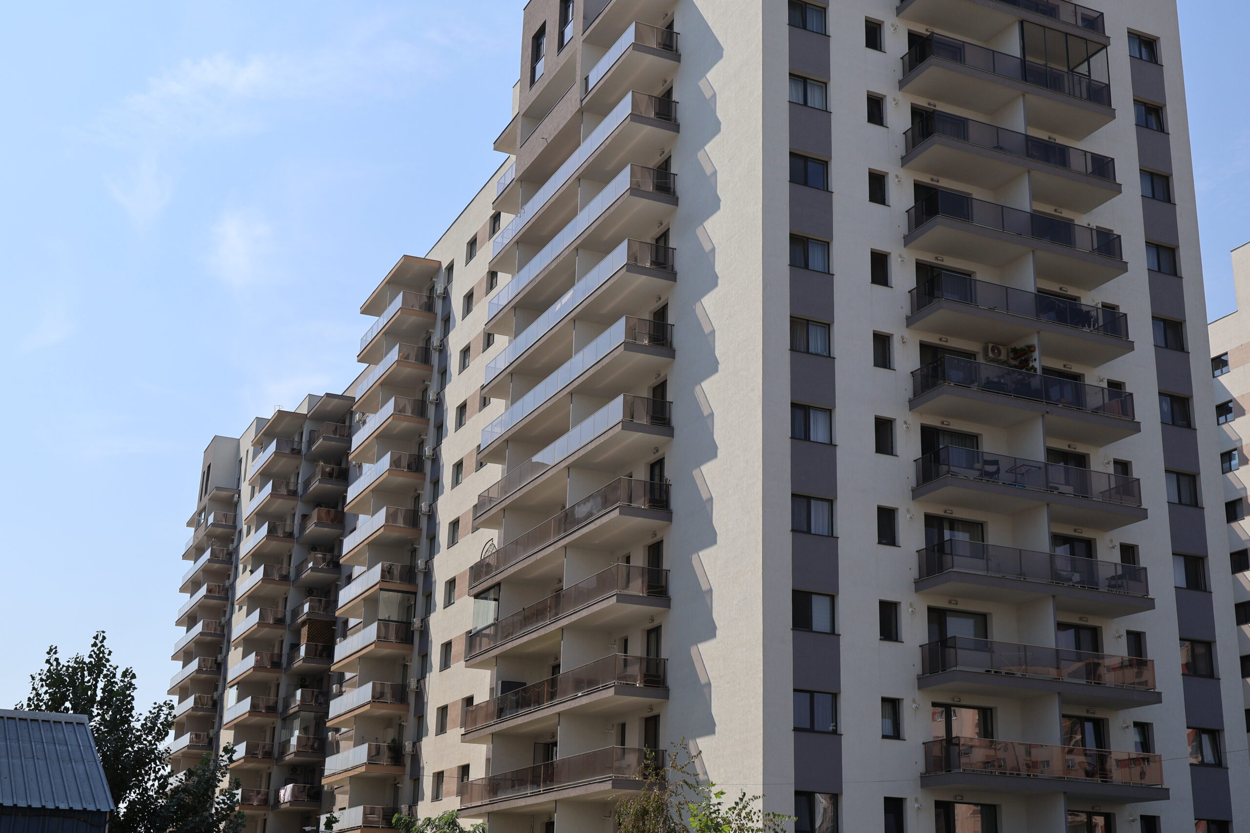 prima școală construită după Revoluție
