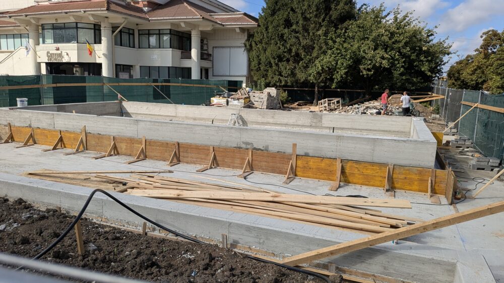 Piața Primăriei Otopeni, lucrări de peisagistică de 200.000 de euro. Banii merg către o firmă specializată în dulgherie, abonată la bugetul local. FOTO: Cătălin Doscaș