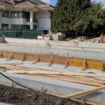 Piața Primăriei Otopeni, lucrări de peisagistică de 200.000 de euro. Banii merg către o firmă specializată în dulgherie, abonată la bugetul local. FOTO: Cătălin Doscaș