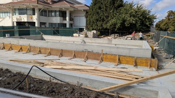 Piața Primăriei Otopeni, lucrări de peisagistică de 200.000 de euro. Banii merg către o firmă specializată în dulgherie, abonată la bugetul local. FOTO: Cătălin Doscaș