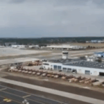 În lipsa noului terminal, CNAB anunță lucrări de modernizare la Aeroportul Otopeni. Platforma 2 de îmbarcare-debarcare a pasagerilor a fost extinsă cu peste 110.000 metri pătrați. Foto: Captură de ecran