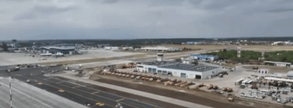 În lipsa noului terminal, CNAB anunță lucrări de modernizare la Aeroportul Otopeni. Platforma 2 de îmbarcare-debarcare a pasagerilor a fost extinsă cu peste 110.000 metri pătrați. Foto: Captură de ecran