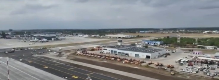 În lipsa noului terminal, CNAB anunță lucrări de modernizare la Aeroportul Otopeni. Platforma 2 de îmbarcare-debarcare a pasagerilor a fost extinsă cu peste 110.000 metri pătrați. Foto: Captură de ecran
