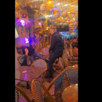 Bătaie în Centrul Vechi. Agenții de pază ai unui local au lovit mai mulți tineri clienți, Foto: Captură de ecran