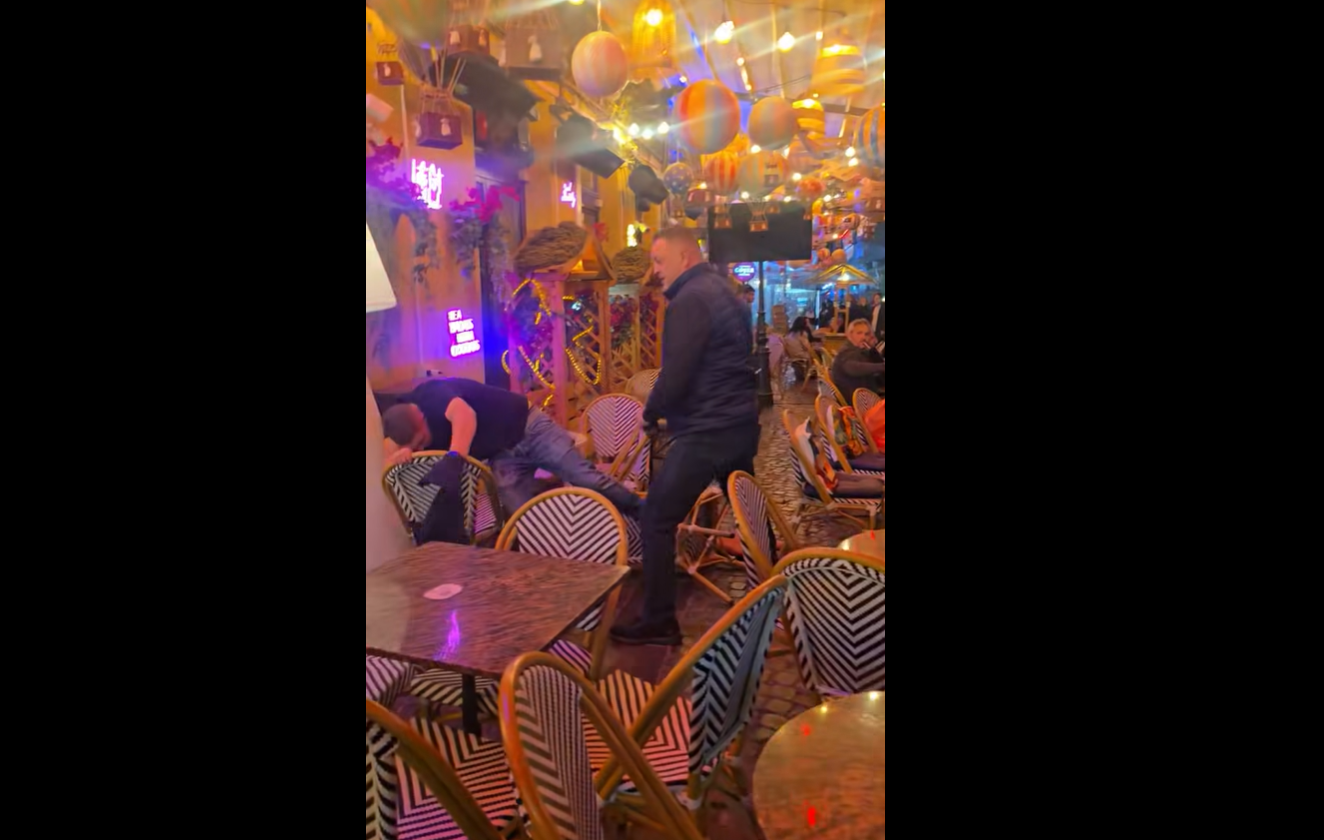 Bătaie în Centrul Vechi. Agenții de pază ai unui local au lovit mai mulți tineri clienți, Foto: Captură de ecran