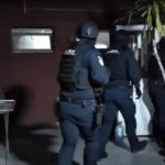 Zeci de percheziții în București, Ilfov și Olt, într-un dosar de trafic de droguri. Peste 50 persoane, ridicate pentru audieri. Foto: Captură de ecran/ Video DIICOT