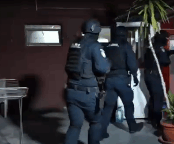 Zeci de percheziții în București, Ilfov și Olt, într-un dosar de trafic de droguri. Peste 50 persoane, ridicate pentru audieri. Foto: Captură de ecran/ Video DIICOT