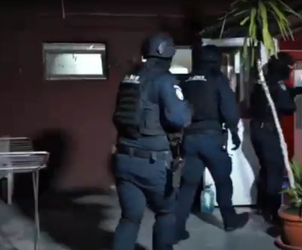 Zeci de percheziții în București, Ilfov și Olt, într-un dosar de trafic de droguri. Peste 50 persoane, ridicate pentru audieri. Foto: Captură de ecran/ Video DIICOT