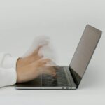 Un elev din Capitală, acuzat că a trimis sute de mesaje de amenințare către mai multe instituții din țară, pe mail. În SUA este acuzat de exploatarea sexuală a unui minor. Foto: Pexels