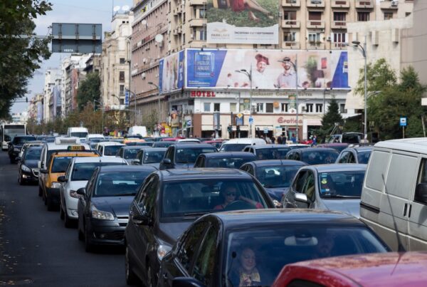 să vină la serviciu