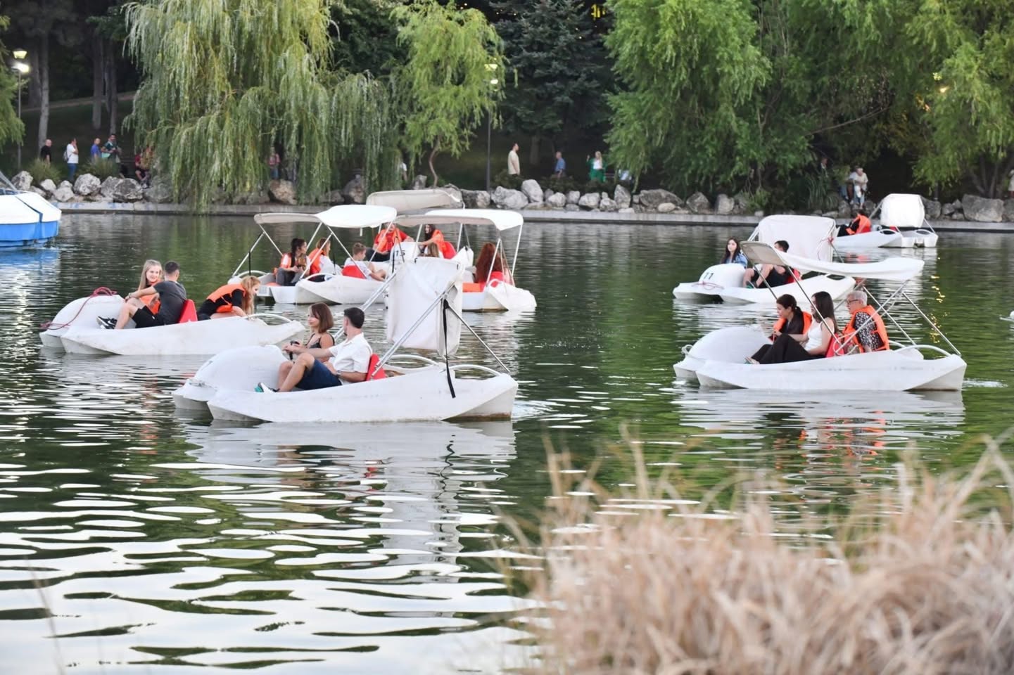 Ultimul weekend de plimbări cu barca, în Parcul Drumul Taberei. FOTO: PS6