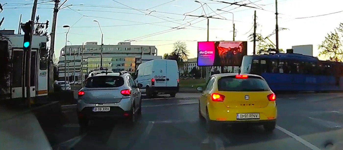 Eroare în intersecția de la Răzoare. Semaforul "Verde" pentru mașini, pericol constant de accident cu tramvaiul