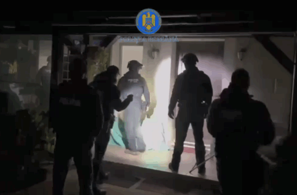 Poliția Capitalei, percheziții la locuința unui tânăr acuzat că a promovat pe internet idei extremiste