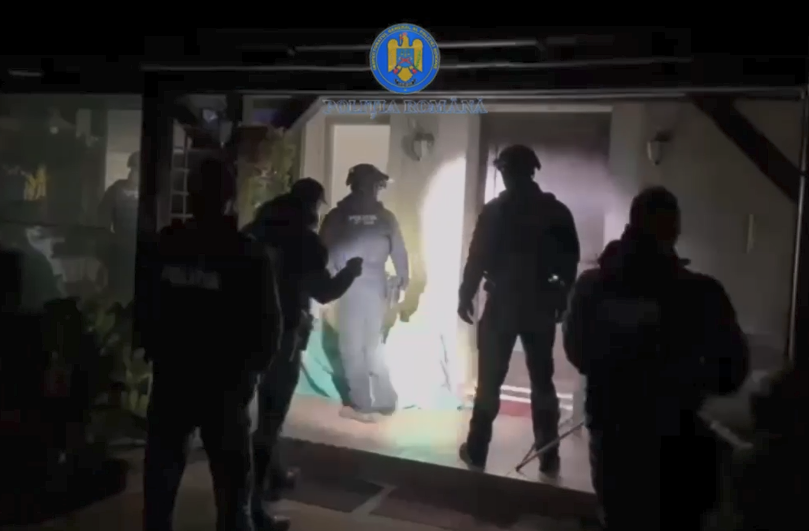 Poliția Capitalei, percheziții la locuința unui tânăr acuzat că a promovat pe internet idei extremiste