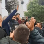 Călin Georgescu, salut legionar pe scările bisericii din Buftea