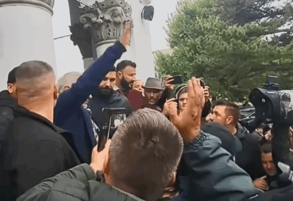 Călin Georgescu, salut legionar pe scările bisericii din Buftea