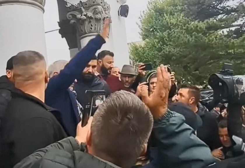 Călin Georgescu, salut legionar pe scările bisericii din Buftea