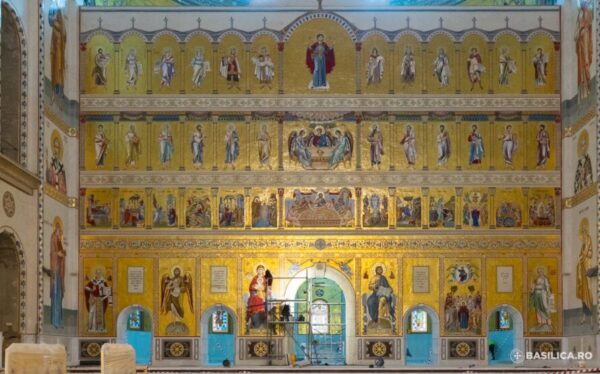 Programul de trecere prin altarul Catedralei Naționale se prelungește. FOTO: basilica.ro