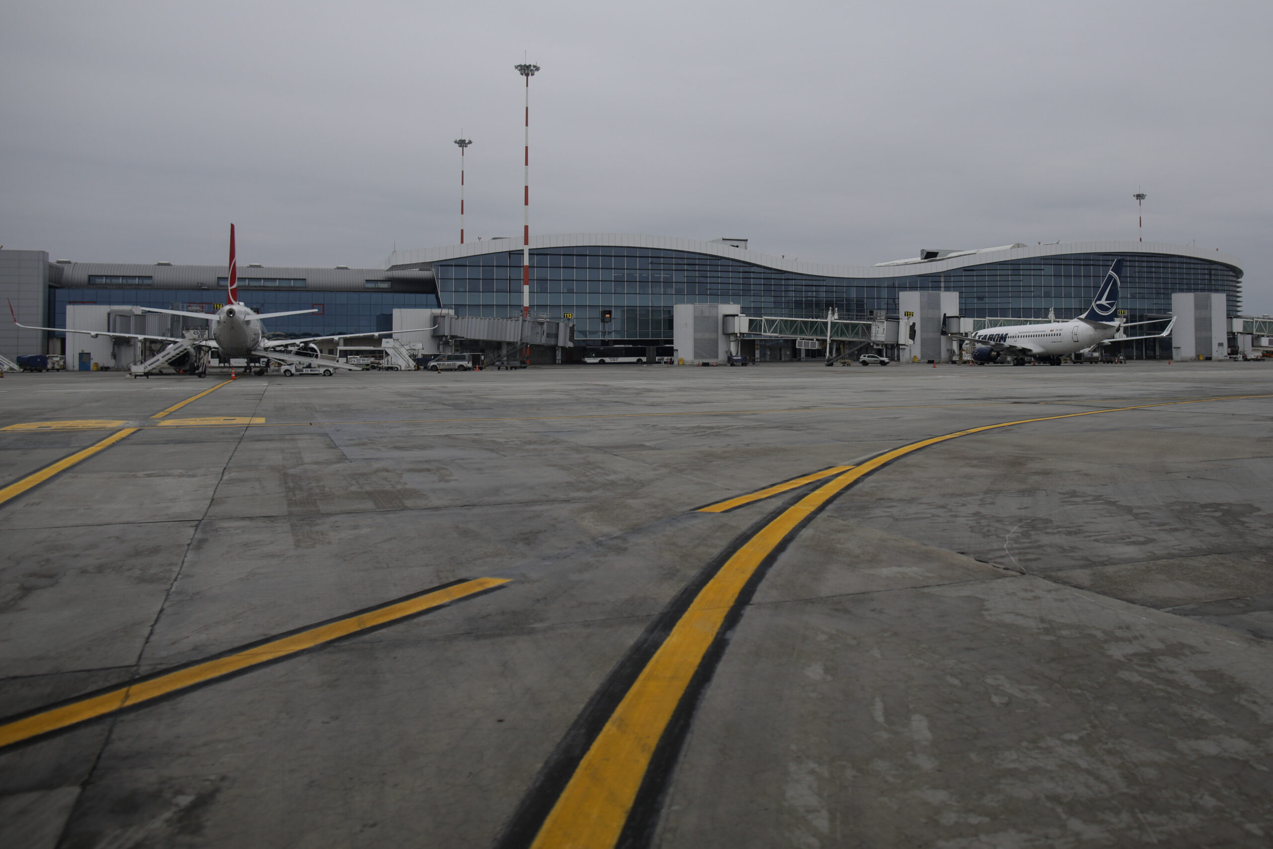 Pregătiri de iarnă pe Aeroportul „Henri Coandă”. Cu ce utilaje se va realiza deszăpezirea în sezonul rece