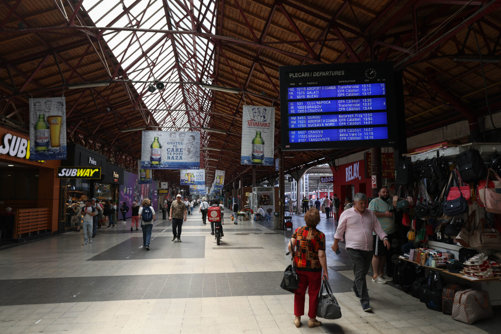 Zeci de trenuri suspendate, repuse în circulație după amenințările ministrului Transporturilor. Inquam Photos / George Călin