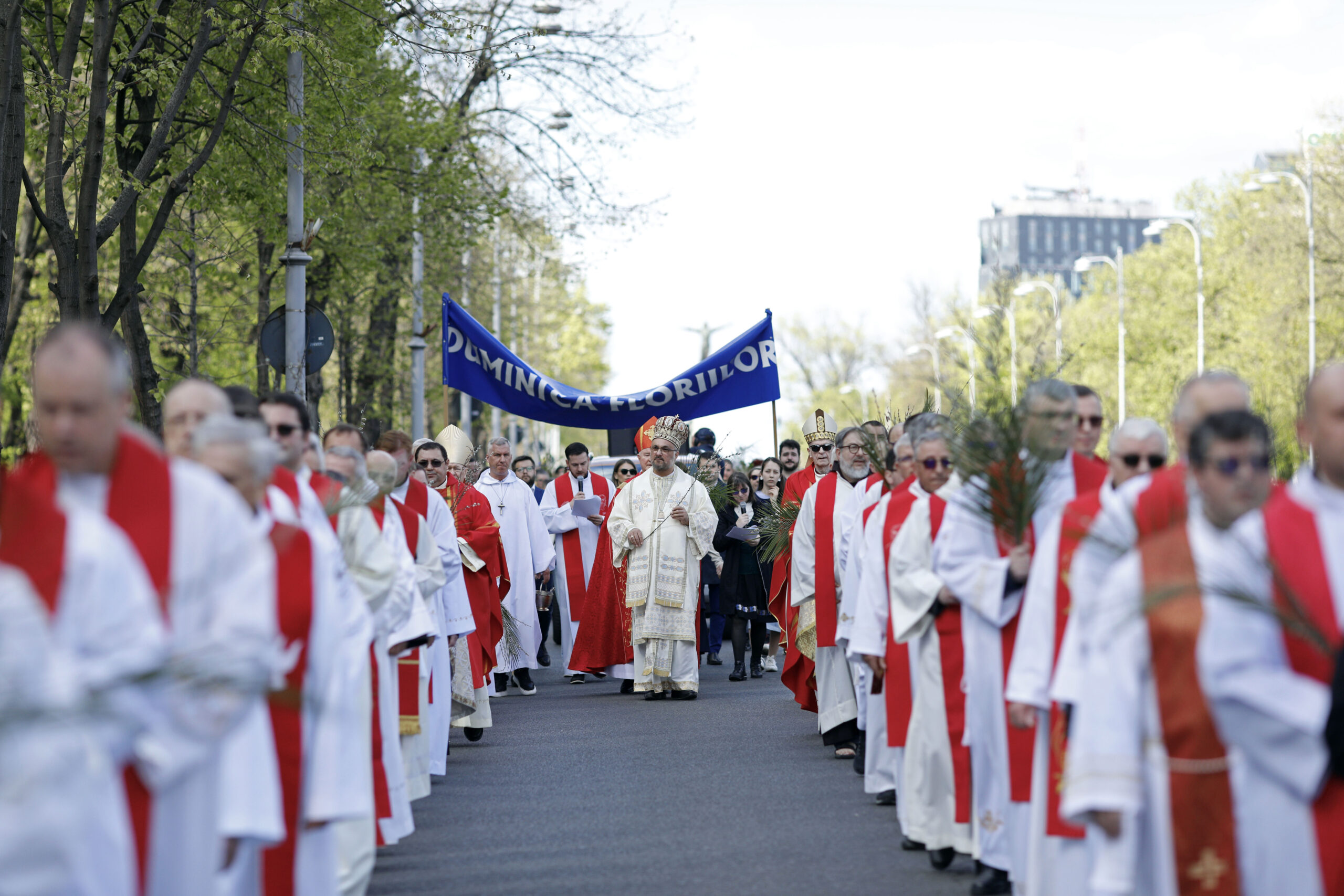 Procesiunea cu relicva fostului papă Ioan Paul al II-lea oprește circulația pe mai multe străzi din centrul orașului