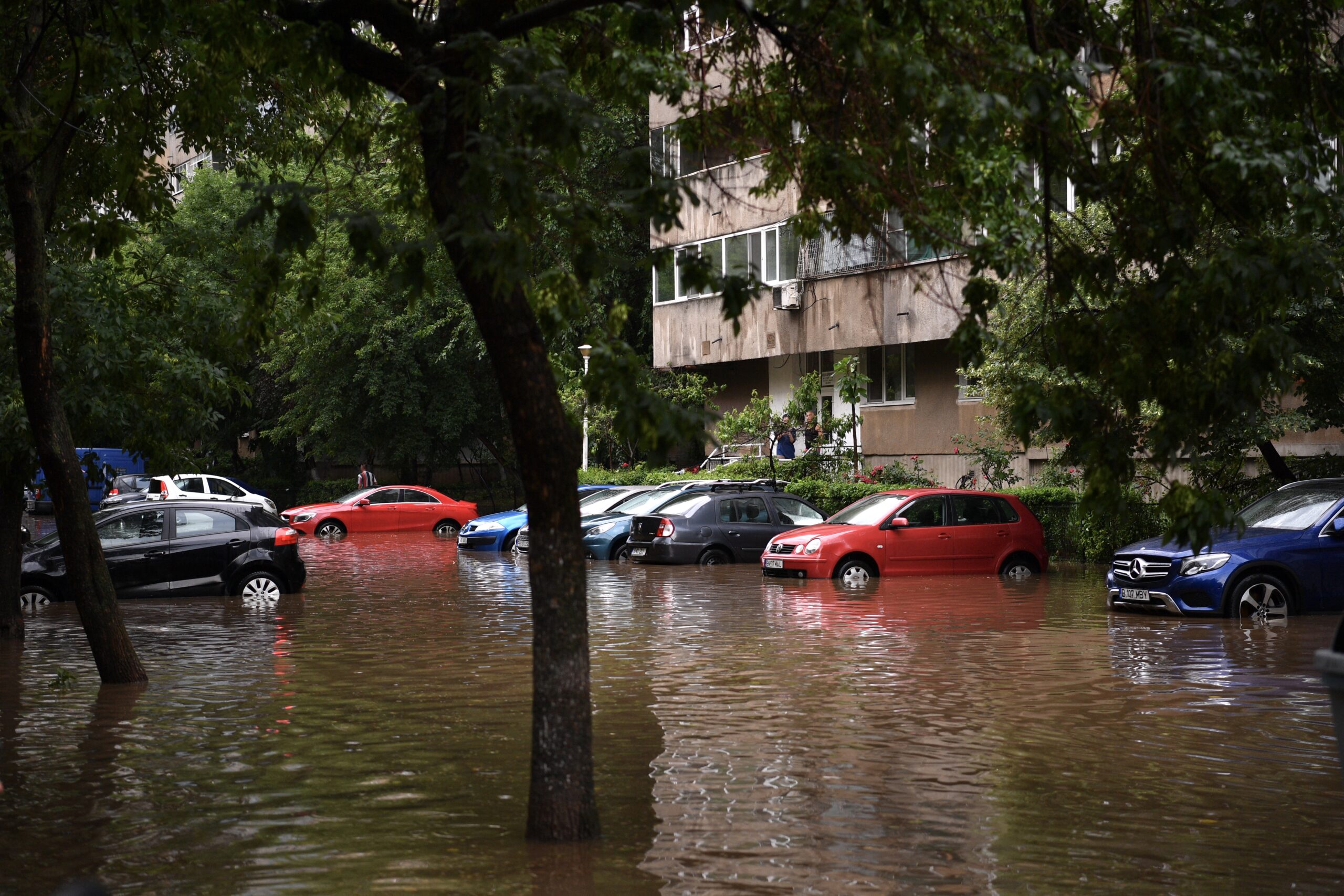 Bucureștiul și Ilfovul, sub o ploaie aproape record. ANM: „Cea mai mare cantitate de apă în cartierul Titan”