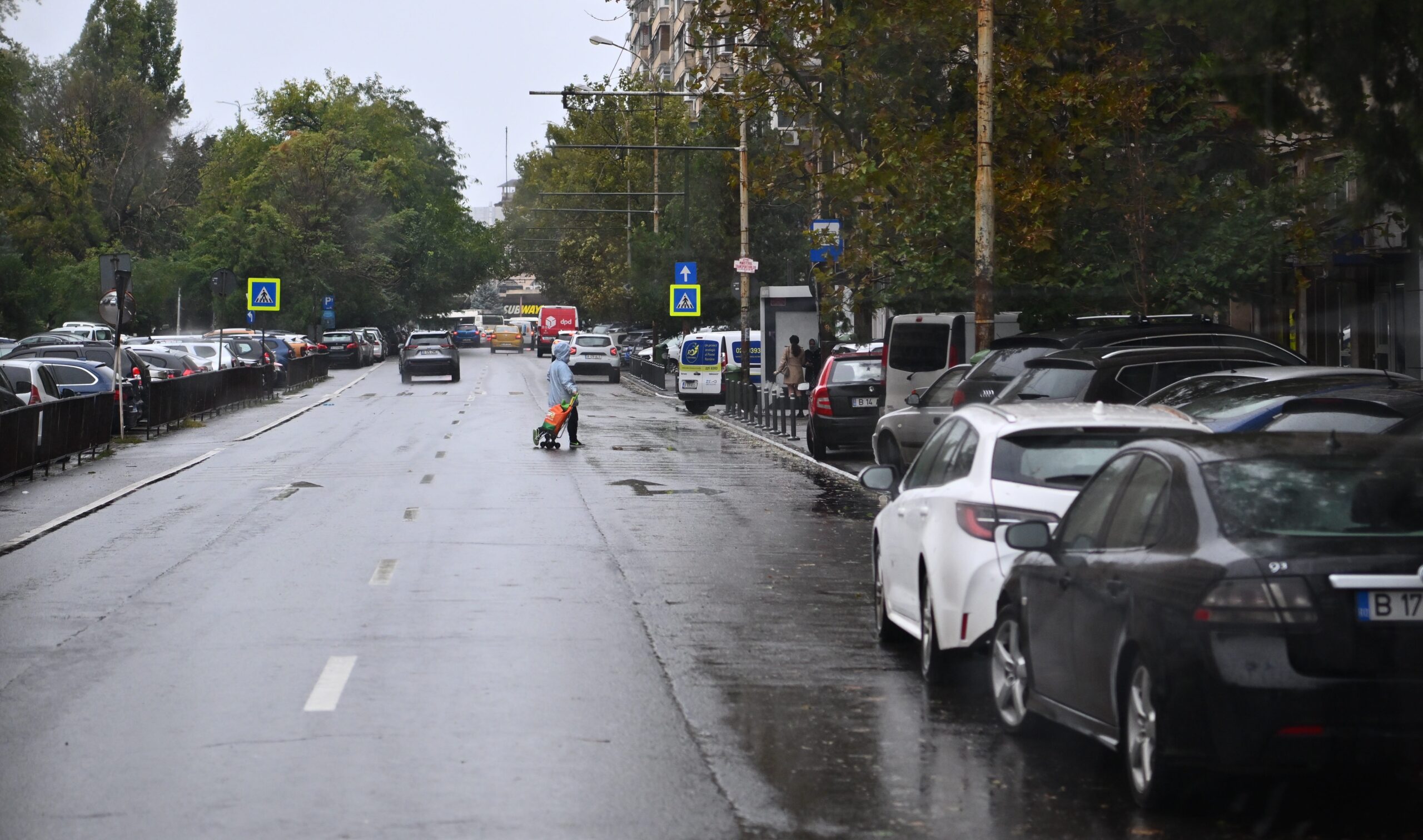 Apa Nova | Nu parcați în apropierea canalizărilor. Măsuri speciale după ce a fost emis cod roșu de ploi în București