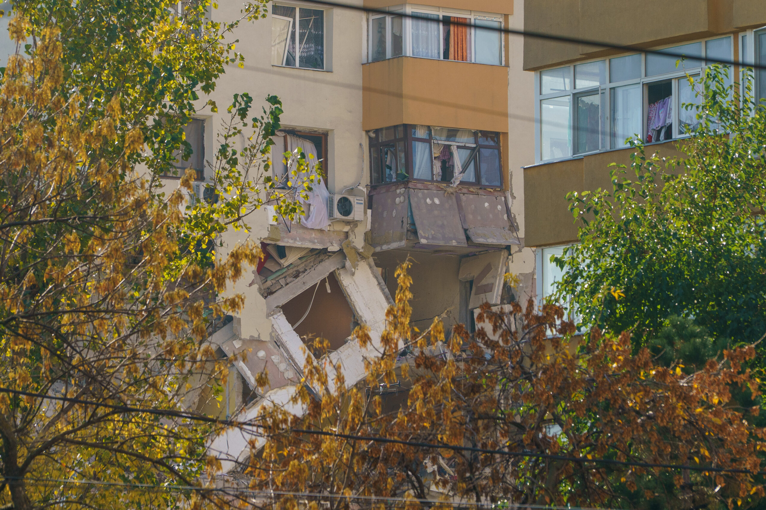 Explozie în Rahova | O persoană a fost proiectată zeci de metri în peretele blocului de vizavi