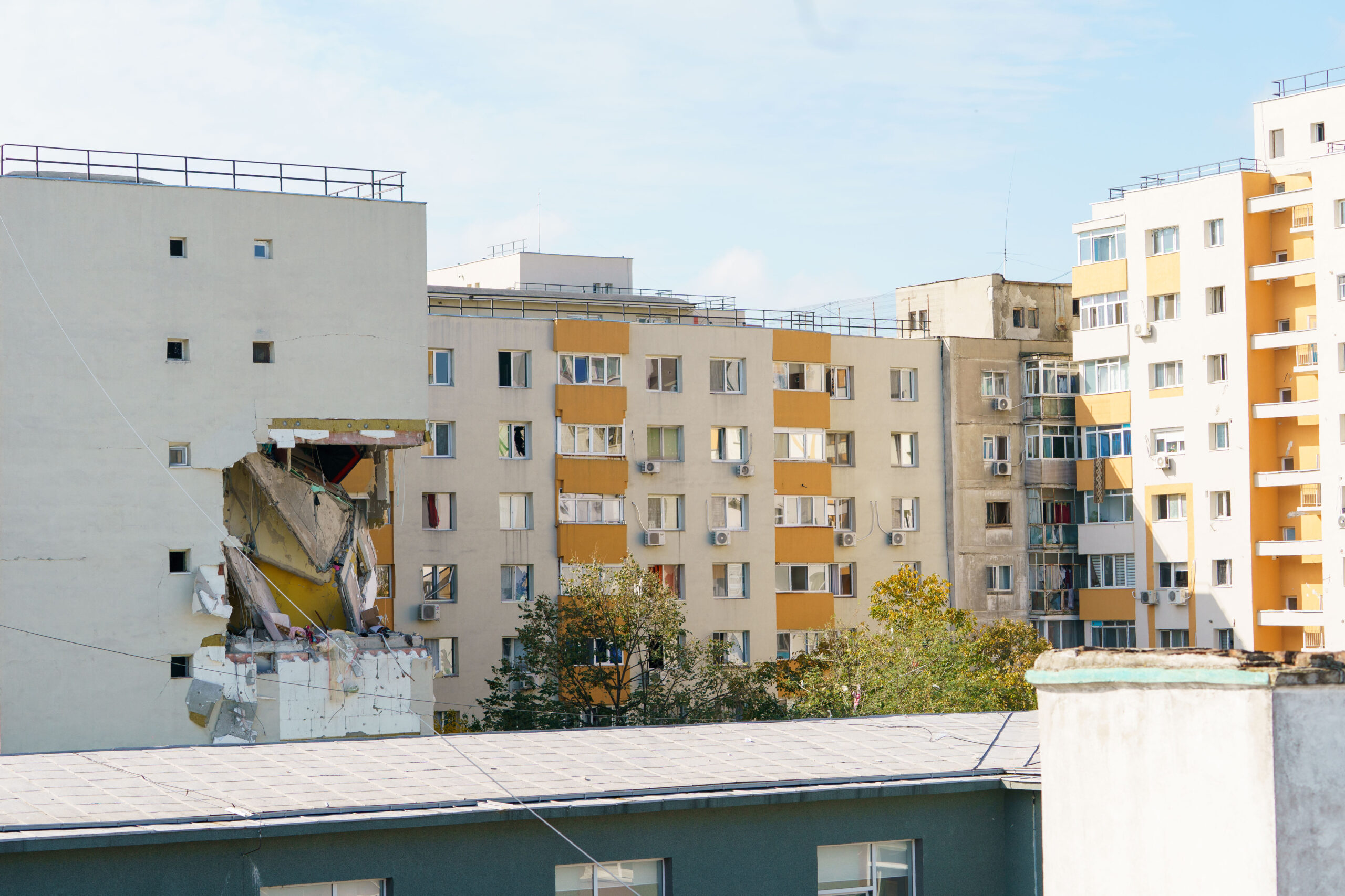 Blocul din Rahova nu poate fi demolat direct. Expert: S-ar impune o intervenție de urgență, să nu cadă colțul clădirii peste celelalte etaje