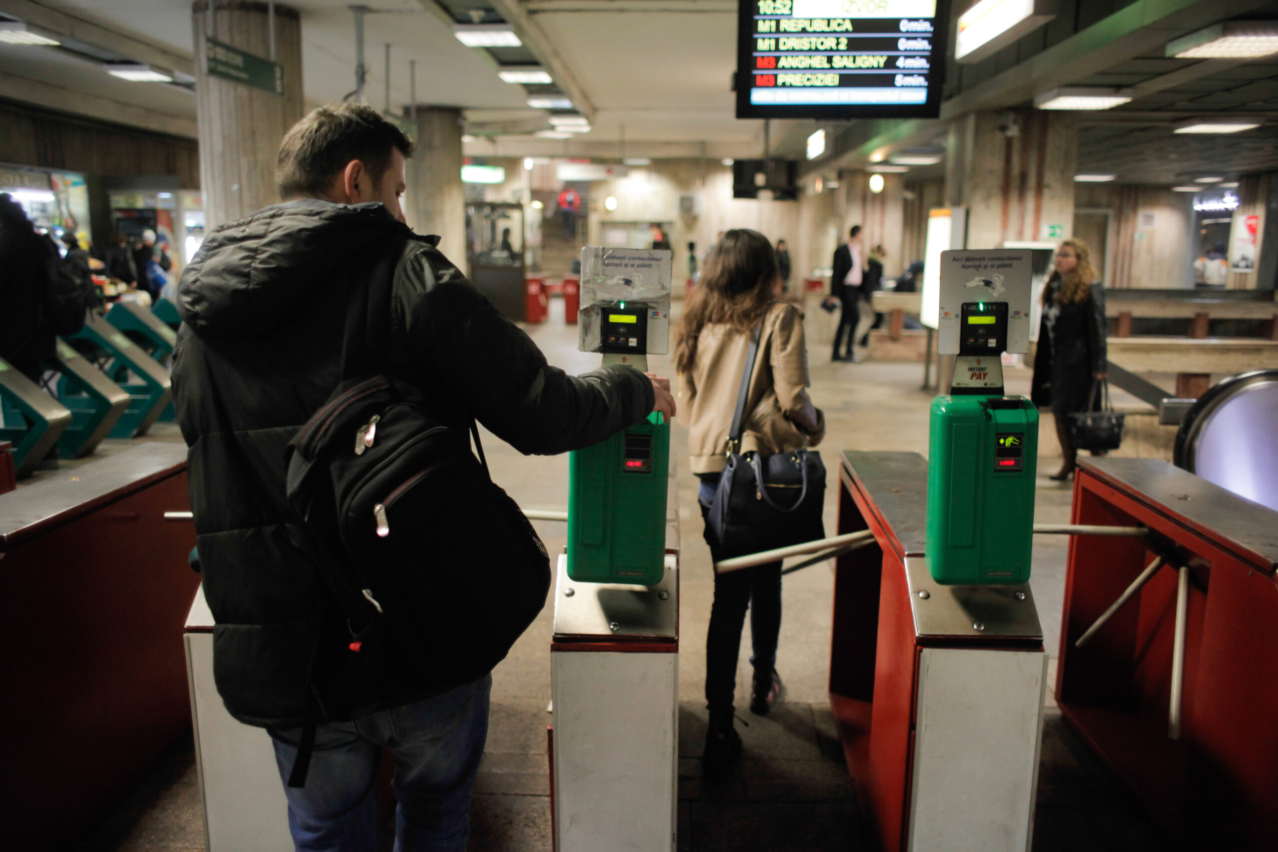 Metrorex ar putea restricționa plata cu cardul la turnicheți. După acuzațiile de trucare a licitației, compania a suspendat licitația pentru serviciile bancare